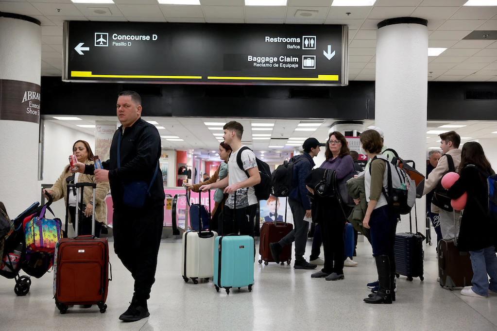 ΗΠΑ: «Χαμός» σε αεροδρόμιο – Εξαγριωμένη μητέρα πέταξε υπολογιστή σε υπάλληλο (βίντεο)