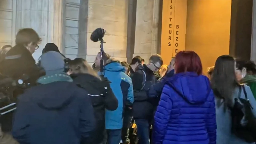 Εύα Καϊλή: Πλήθος δημοσιογράφων έξω από το δικαστήριο – Φτάνει από λεπτό σε λεπτό