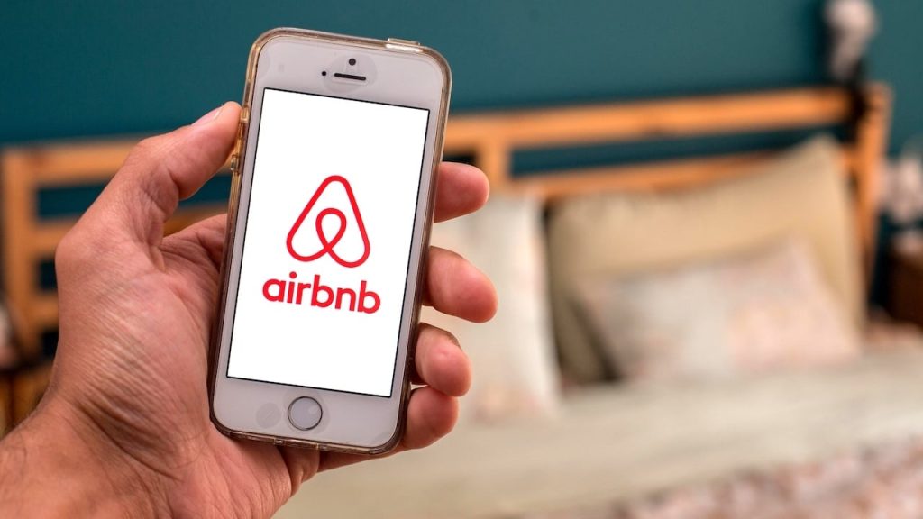 Airbnb: Η εφορία θα πρέπει να ξέρει για τις μισθώσεις και να παρακρατεί φόρο με βάση το εθνικό φορολογικό καθεστώς