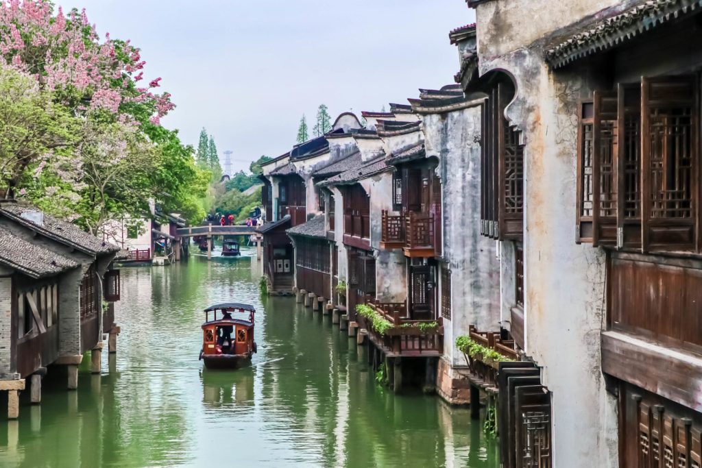 Wuzhen: Η αρχαία «πόλη του νερού» της Κίνας με τα πέτρινα μονοπάτια και τα περίτεχνα ξυλόγλυπτα