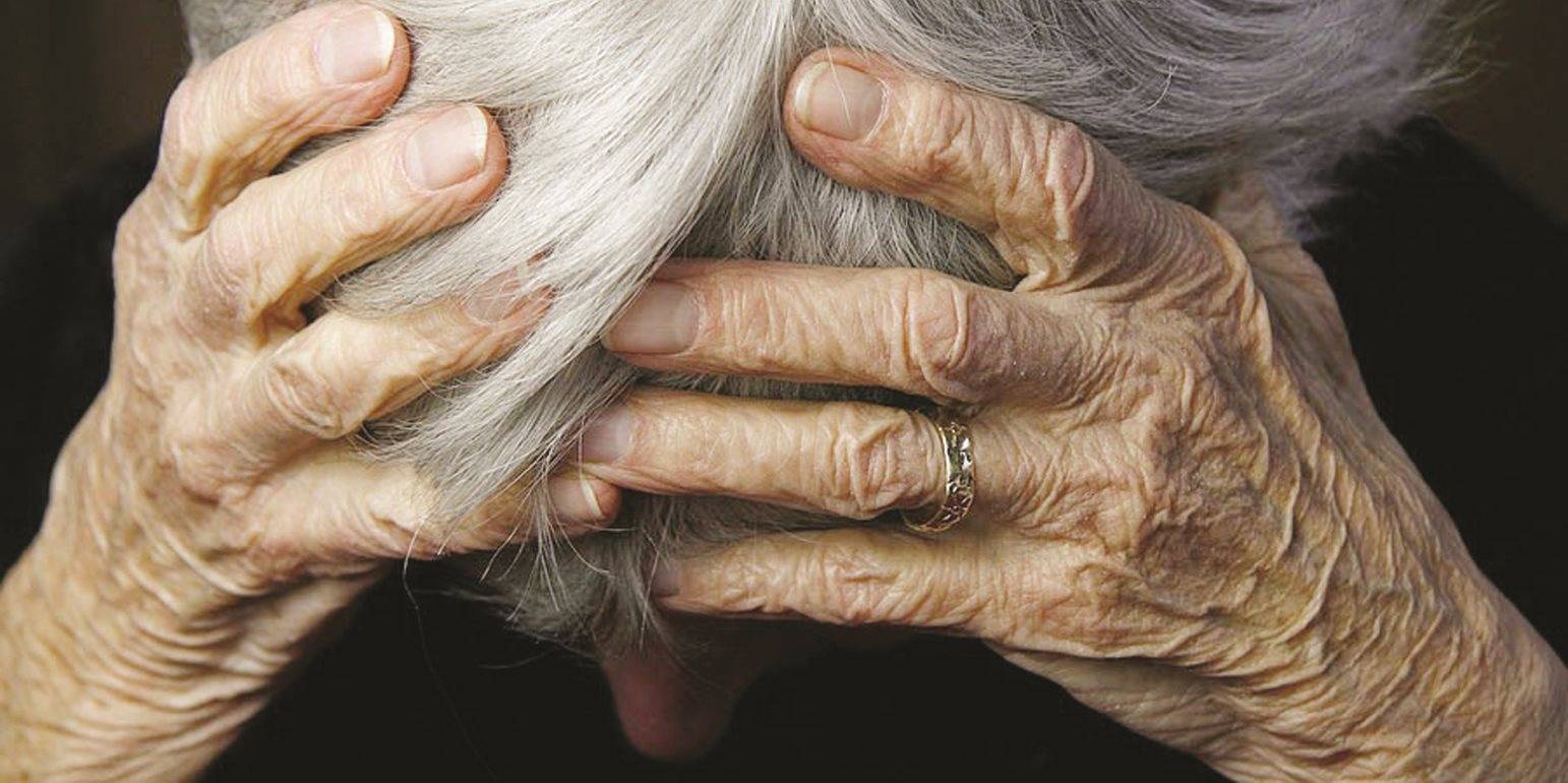 Απάτη στην Πάτρα: 78χρονη πέταξε από το μπαλκόνι 3.000 ευρώ