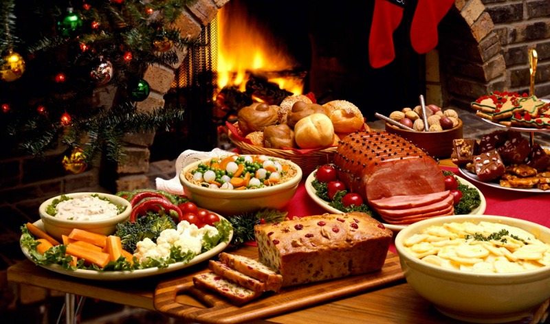 Προσοχή στις τροφικές δηλητηριάσεις στις γιορτές – Πόσο αντέχει το φαγητό εκτός ψυγείου