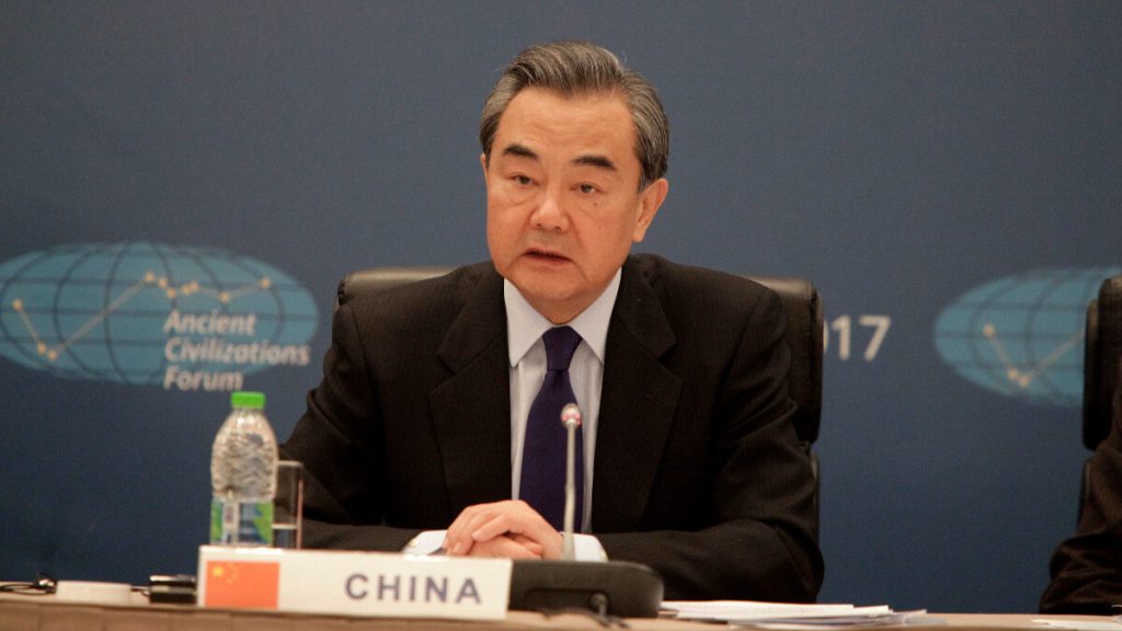 Κινέζος ΥΠΕΞ: «Η Ουάσιγκτον πρέπει να σταματήσει να καταστέλλει την ανάπτυξή μας»