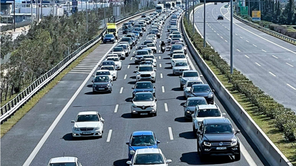 Μεγάλες καθυστερήσεις στην Αττική Οδό – Καραμπόλα αυτοκινήτων