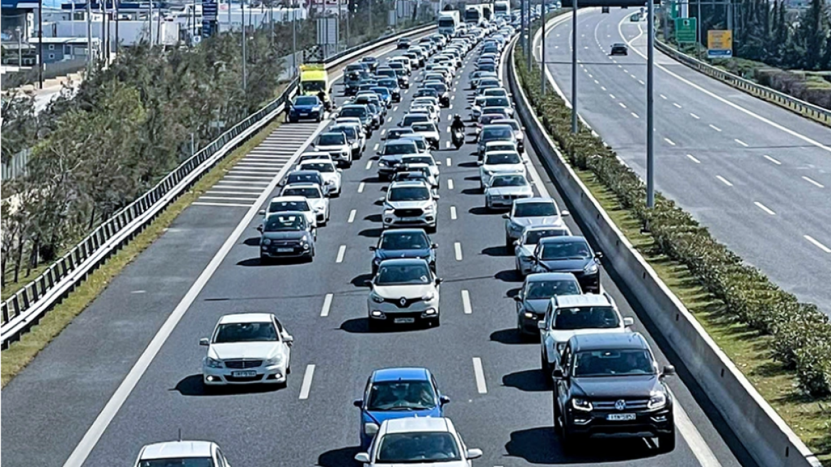 Μεγάλες καθυστερήσεις στην Αττική Οδό – Καραμπόλα αυτοκινήτων