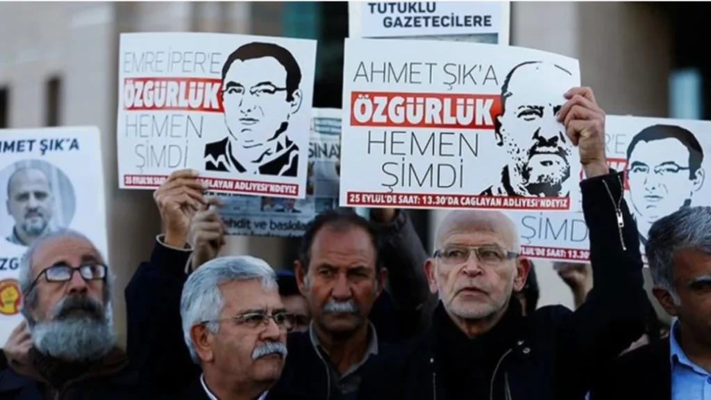 Τουρκία: Αποφυλακίστηκε ο δημοσιογράφος που τέθηκε υπό κράτηση για παραπληροφόρηση