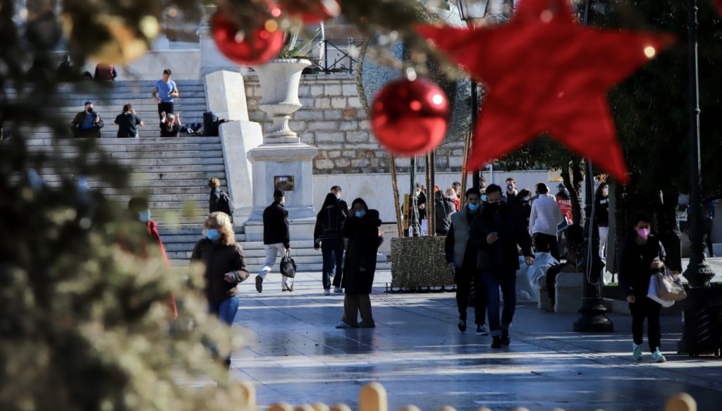 Παραμονή Χριστουγέννων: Κοσμοσυρροή στο κέντρο της Αθήνας (φωτο)