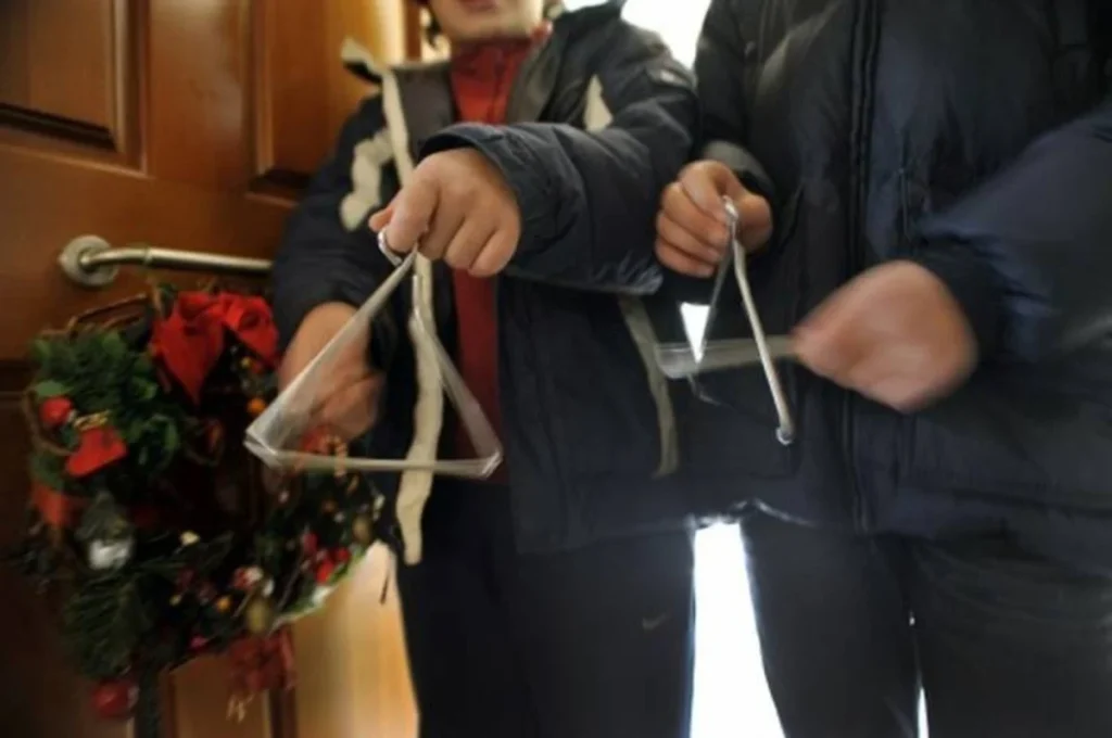 Θεσσαλονίκη: Ρομά έκλεψαν από τρία παιδάκια τα χρήματα που συγκέντρωσαν από τα κάλαντα