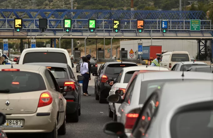 Κορυφώνεται σήμερα η έξοδος των Χριστουγέννων – Σε ισχύ τα μέτρα της τροχαίας