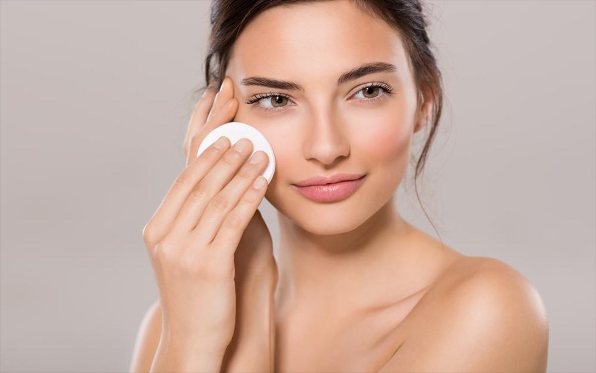 Αυτή η αμφιλεγόμενη μέθοδος για να καθαρίζεις το πρόσωπό σου έχει κάνει χαμό στο TikTok