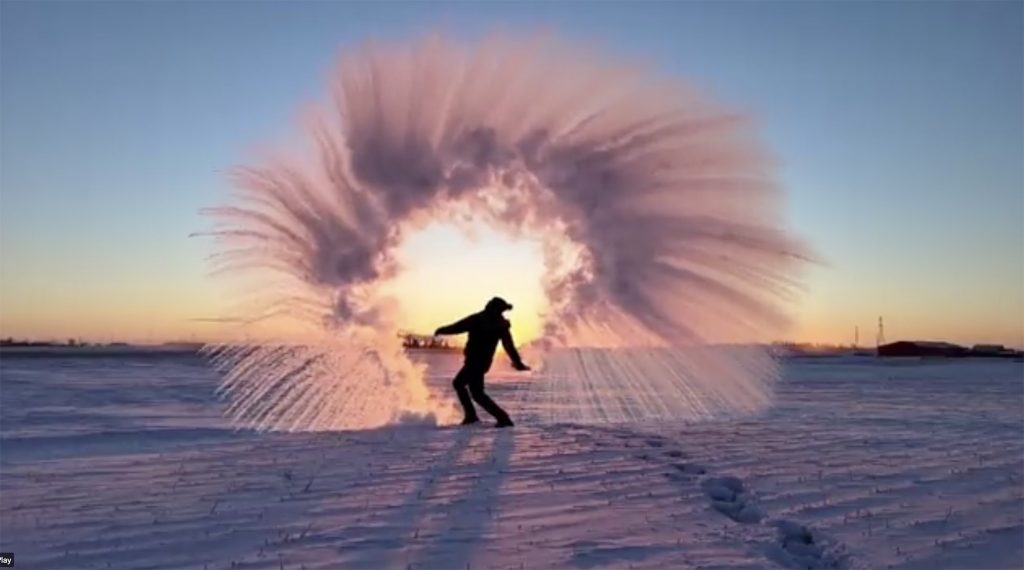 Πώς το καυτό νερό μετατρέπεται σε χιόνι (βίντεο)