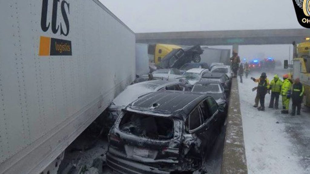 «Κυκλώνας βόμβα» στις ΗΠΑ: Συγκλονιστικές εικόνες από την πολύνεκρη καραμπόλα 46 οχημάτων στο Οχάιο