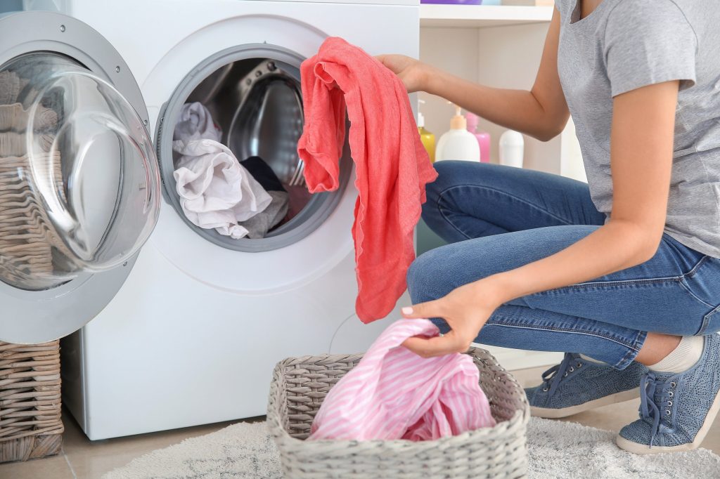 Μήπως το κάνεις κι εσύ; – Το λάθος στο πλυντήριο που κάνει τα ρούχα να βγαίνουν βρώμικα