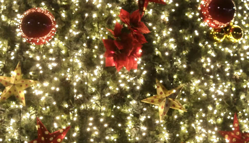 Κρήτη: Πρώην εισαγγελέας στόλισε χριστουγεννιάτικο δέντρο που γίνεται viral στο διαδίκτυο (φωτο)