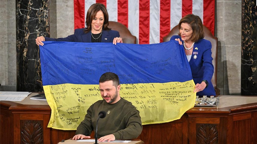 Fox News για ομιλία Ζελένσκι στο Κογκρέσο: «Με εμφάνιση μάνατζερ στριπτιτζάδικου ζήτησε λεφτά» – Υπέγραψε μνημόνιο με το ΔΝΤ