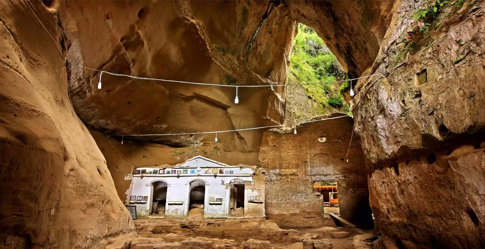 Η εκπληκτική Μονή Ασκητή που βρίσκεται μέσα στη σπηλιά και η άγνωστη ιστορία με τον μοναχό (φωτο)