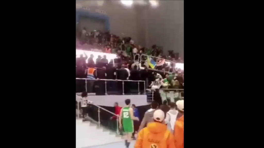 Αίγυπτος: Κατέρρευσε κερκίδα σε γήπεδο μπάσκετ στο Κάιρο – Τουλάχιστον 27 τραυματίες (βίντεο)