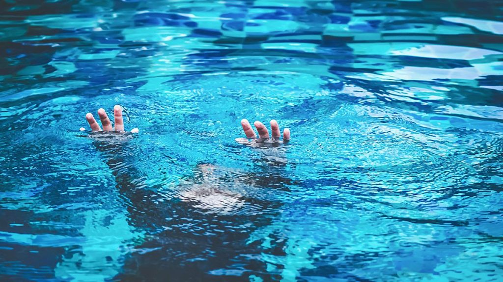Ηνωμένο Βασίλειο: 4χρονο αγοράκι πνίγηκε σε πισίνα – Παρασύρθηκε από τα ορμητικά νερά