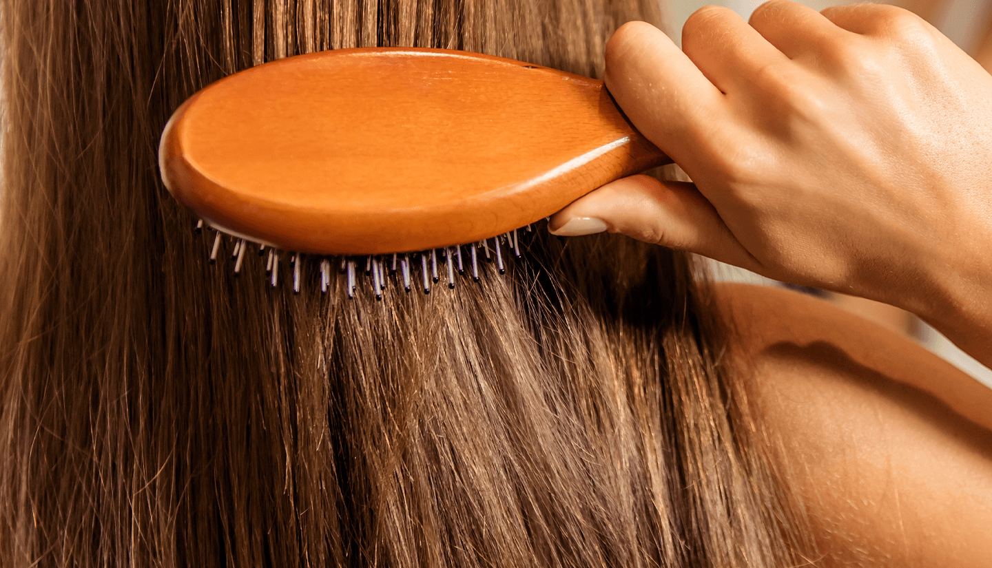 Αυτό είναι το πιο εύκολο κόλπο για να έχεις λαμπερά και απαλά μαλλιά μετά το λούσιμο