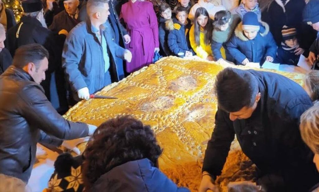 Χαλκιδική: Χριστόψωμο 400 κιλών στην Αρναία έγινε ανάρπαστο (φωτό)