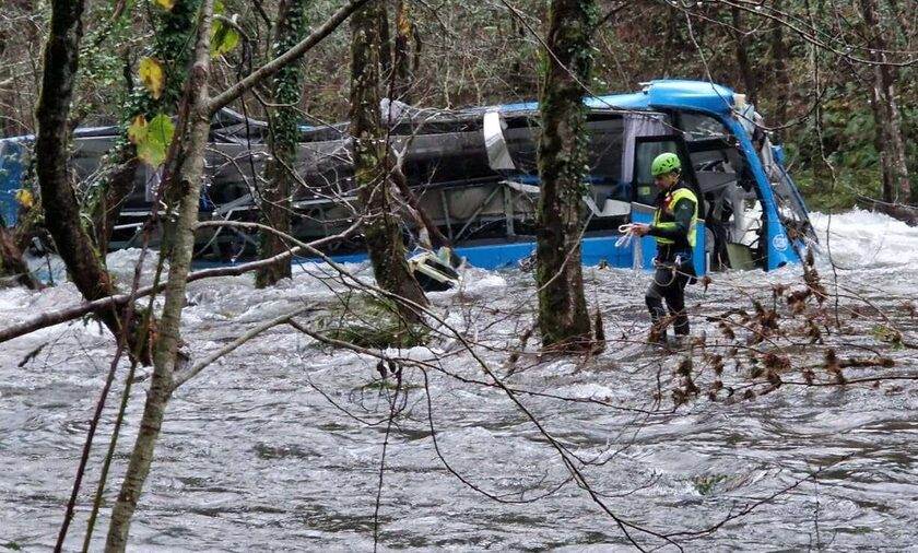 Ισπανία: Στους έξι οι νεκροί στη Γαλικία από την πτώση λεωφορείου σε ποτάμι