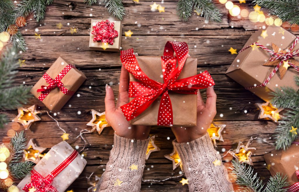 Χριστούγεννα: Δείτε πως να τυλίξετε τα περίεργα σε σχήμα δώρα (βίντεο)