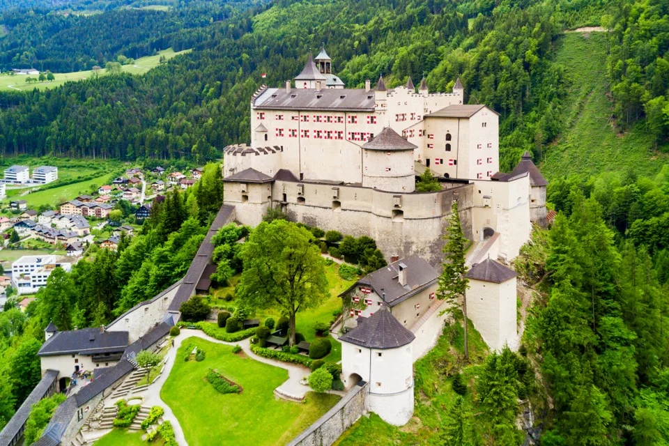9 μαγευτικά κάστρα στην Ευρώπη που πρέπει να επισκεφθείτε (φωτό)