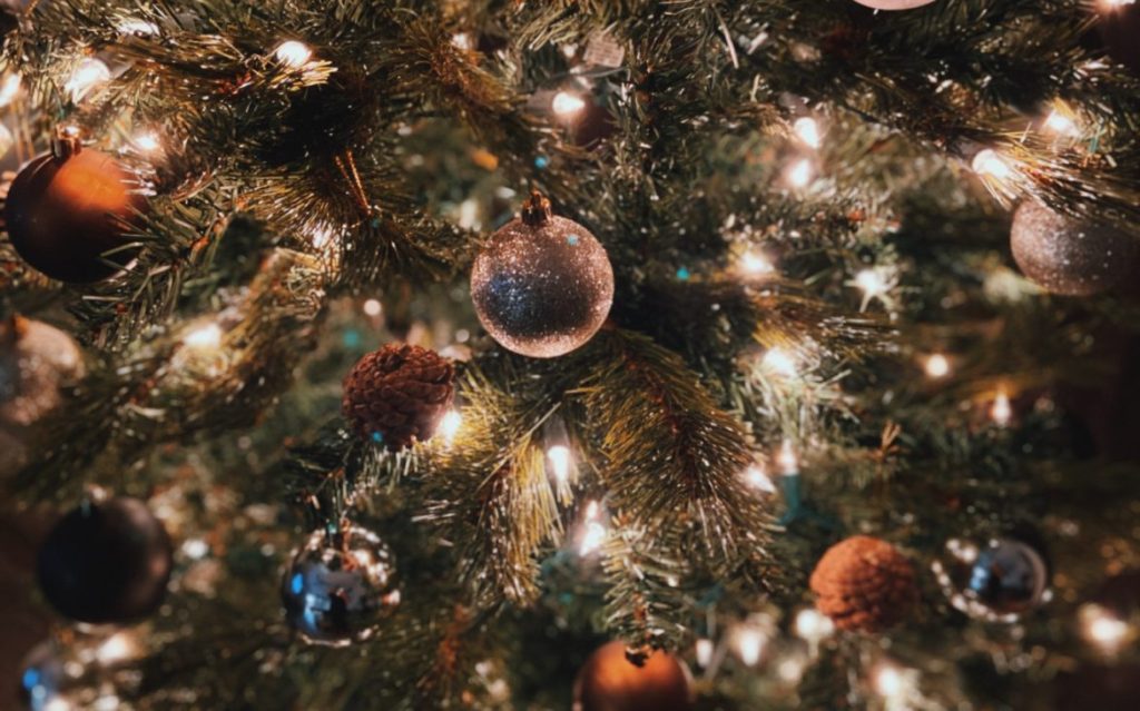 Θα «φουντώσει» την ερωτική σου ζωή: Να γιατί πρέπει να βάλεις ένα χριστουγεννιάτικο δέντρο στην κρεβατοκάμαρα