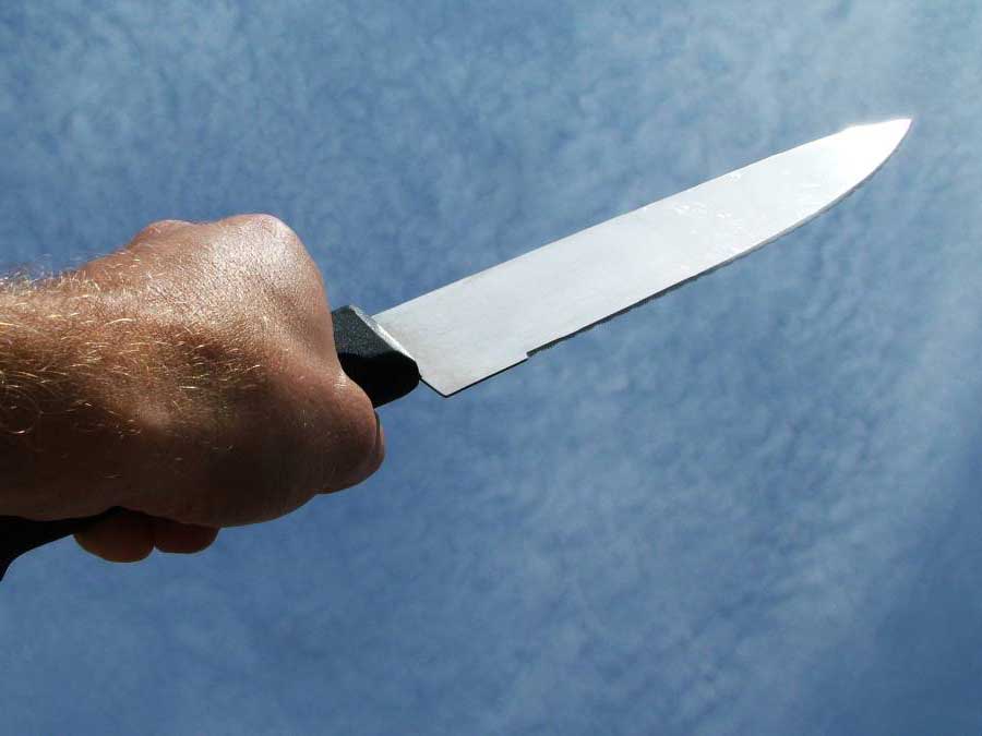 Σάμος: Tου κατέσχεσαν το επίδομα και απείλησε να αυτοκτονήσει με μαχαίρι