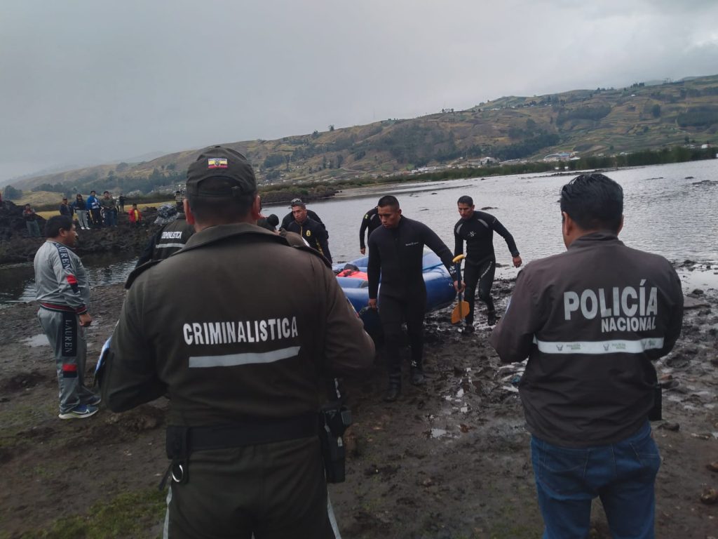 Ισημερινός: Τουλάχιστον τρεις νεκροί από ανατροπή τουριστικού σκάφους σε λίμνη (βίντεο)