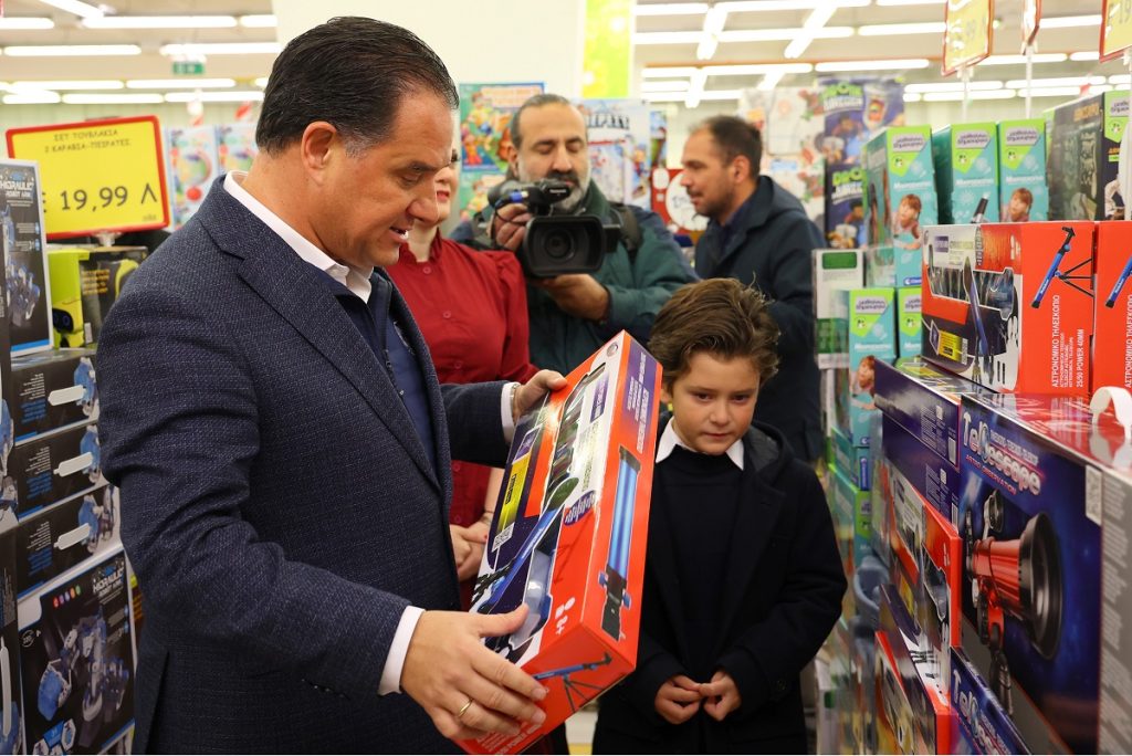 Ο Α.Γεωργιάδης «διαφημίζει» το «καλάθι του Άη Βασίλη» αγοράζοντας παιχνίδια στον γιο του (βίντεο)