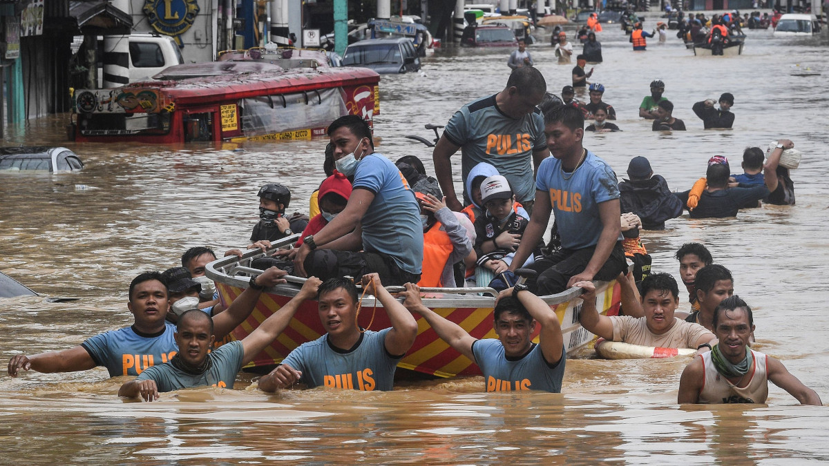 Φιλιππίνες: Δύο νεκροί από τις πλημμύρες – Δεκάδες χιλιάδες κάτοικοι απομακρύνθηκαν από τα σπίτια τους