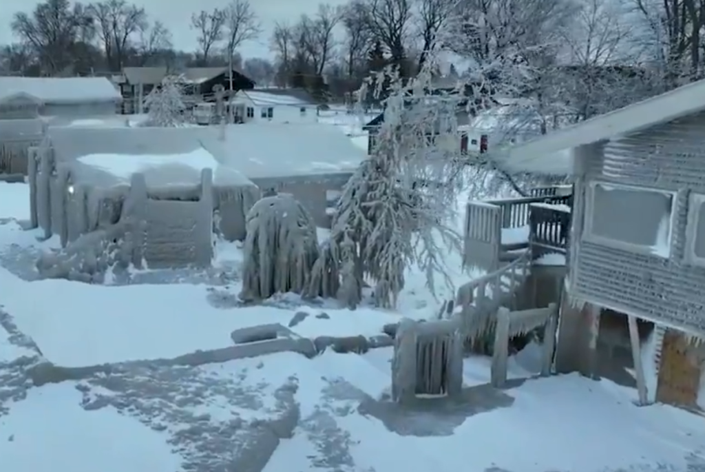Οι αρχές των ΗΠΑ προειδοποιούν: «Η χιονοθύελλα δεν τελείωσε» – Χωρίς ρεύμα εν μέσω πολικού ψύχους χιλιάδες άνθρωποι