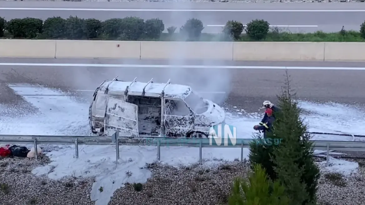 Αντίρριο: Φορτηγάκι τυλίχθηκε στις φλόγες (βίντεο)