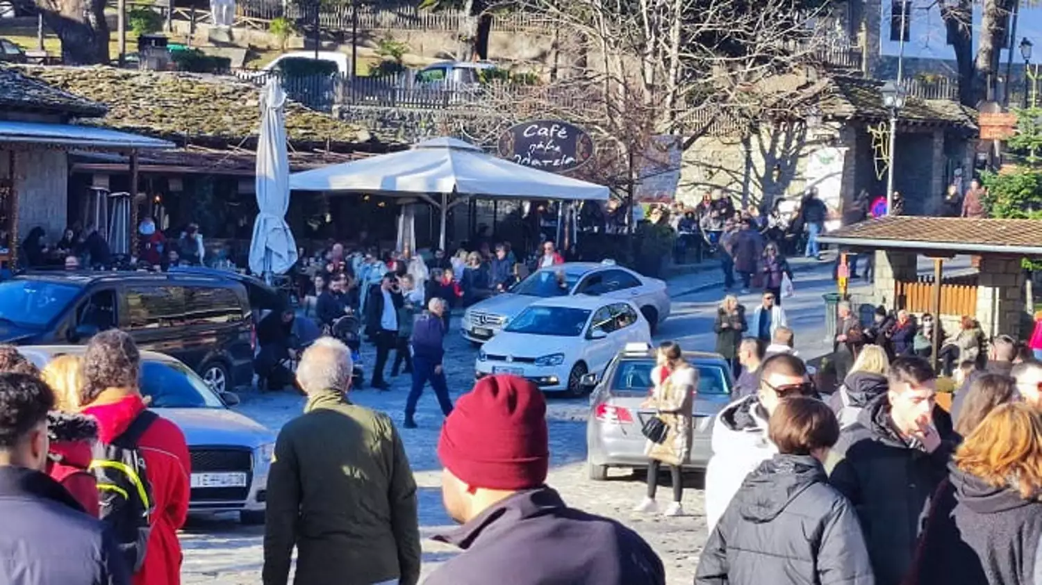 Μέτσοβο: Χαμός από κόσμο – Το αδιαχώρητο στους δρόμους και τα μαγαζιά