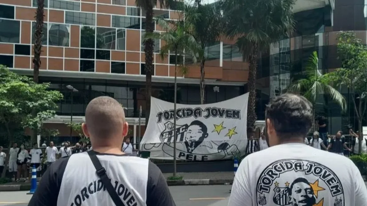 Η Σάντος άλλαξε και επίσημα το έμβλημα της τιμώντας τον Πελέ