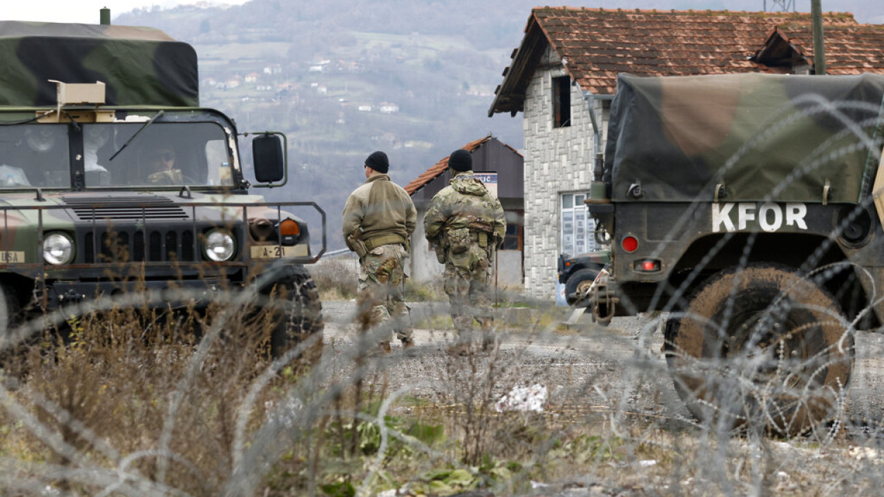 Κόσοβο: Σε αυξημένη πολεμική ετοιμότητα ο σερβικός στρατός λόγω κλιμάκωσης της έντασης