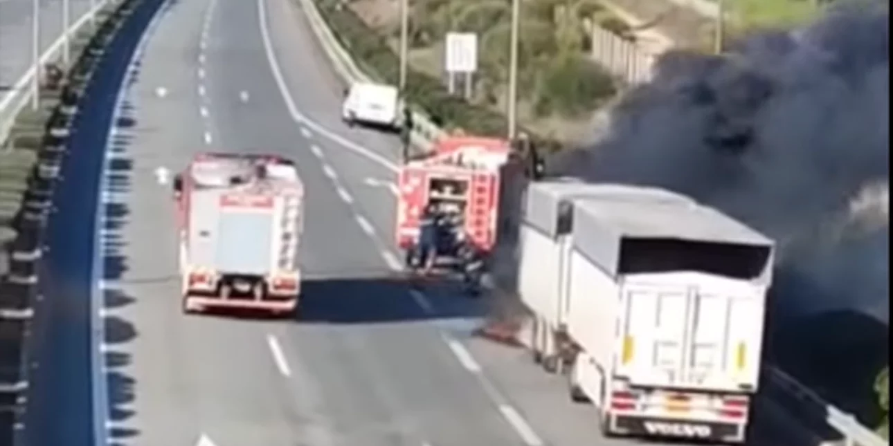 Αγρίνιο: Νταλίκα τυλίχθηκε στις φλόγες στην Ιόνια οδό -Καλά στην υγεία του ο οδηγός (βίντεο)