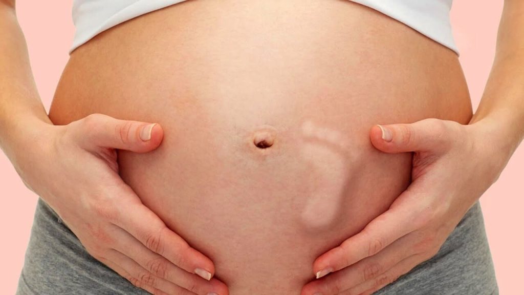 Εγκυμοσύνη: Επιστήμονες ανακάλυψαν γιατί τα μωρά κλωτσάνε στην κοιλιά της μητέρας τους