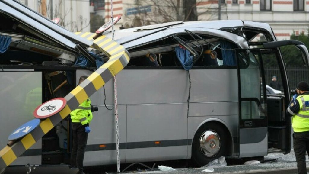 Ατύχημα στη Ρουμανία: «Με καταπλάκωσε η πινακίδα και η οροφή του λεωφορείου – Ούρλιαζα να με ακούσουν» (βίντεο)