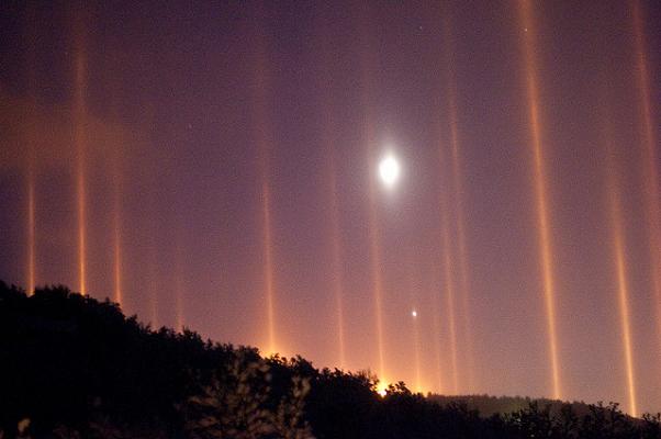 Στήλες Φωτός: Ένα απίθανο φυσικό φαινόμενο που σε «μαγεύει» (φωτο)