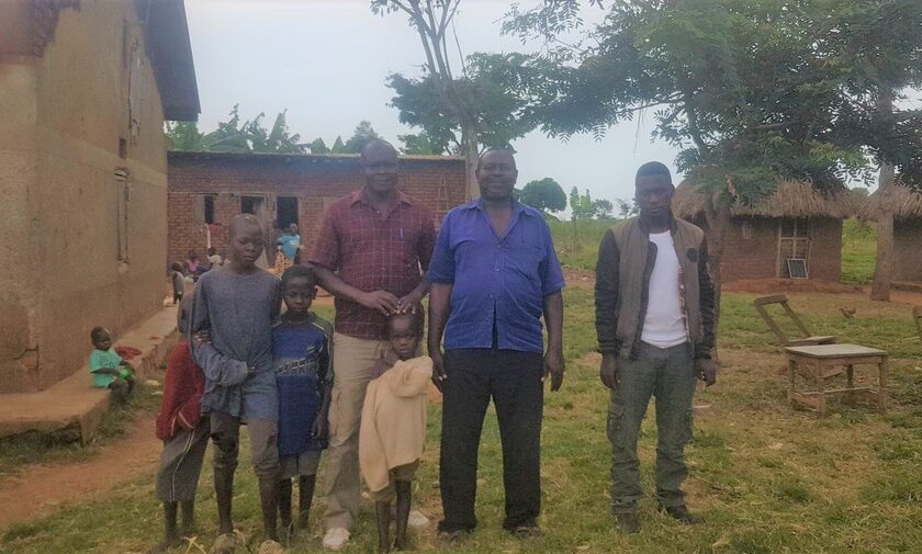 Ουγκάντα: Αγρότης με 102 παιδιά και 12 γυναίκες σταματά να μεγαλώνει την οικογένειά του για να έχουν… να φάνε