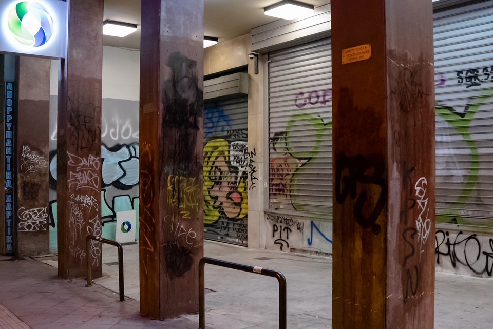 Επιχείρηση αντιγράφιτι στην Αθήνα – Καθαρίστηκε επιφάνεια 15.200 τ.μ. (βίντεο)