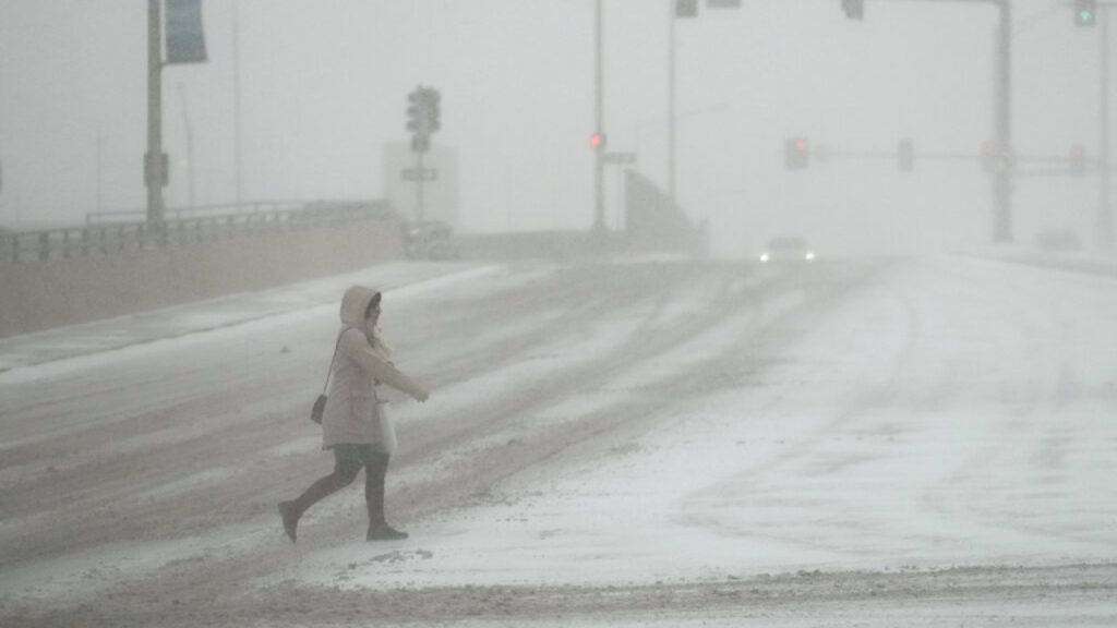 ΗΠΑ: Ψάχνουν νεκρούς και εγκλωβισμένους στα αυτοκίνητα – Αγωνία για τις ελλείψεις στα τρόφιμα (βίντεο)