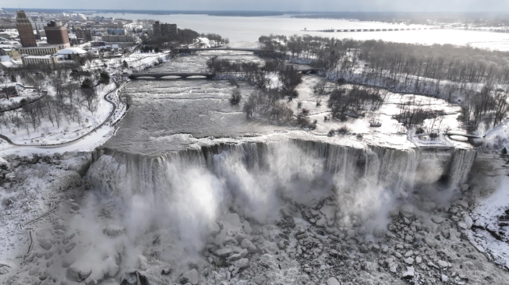 ΗΠΑ: Εντυπωσιακές εικόνες από τους… παγωμένους καταρράκτες του Νιαγάρα (φώτο-βίντεο)