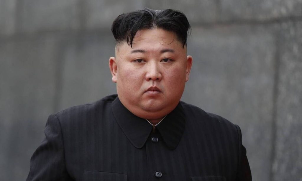 Ο Κιμ Γιονγκ Ουν θέτει νέους στόχους για την άμυνα της βόρειας Κορέας το 2023