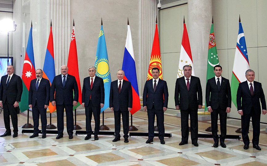 «Άρχοντας των Δαχτυλιδιών» στο Κρεμλίνο: Ο Β.Πούτιν και τα χρυσά δαχτυλίδια δώρο στους ηγέτες 9 κρατών της ΚΑΚ (φωτό)