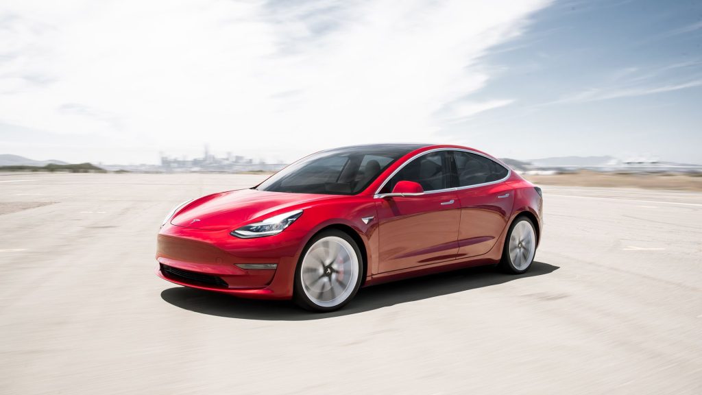Τα Tesla Model 3 ανιχνεύουν εμπόδια που δεν υπάρχουν στο δρόμο (βίντεο)