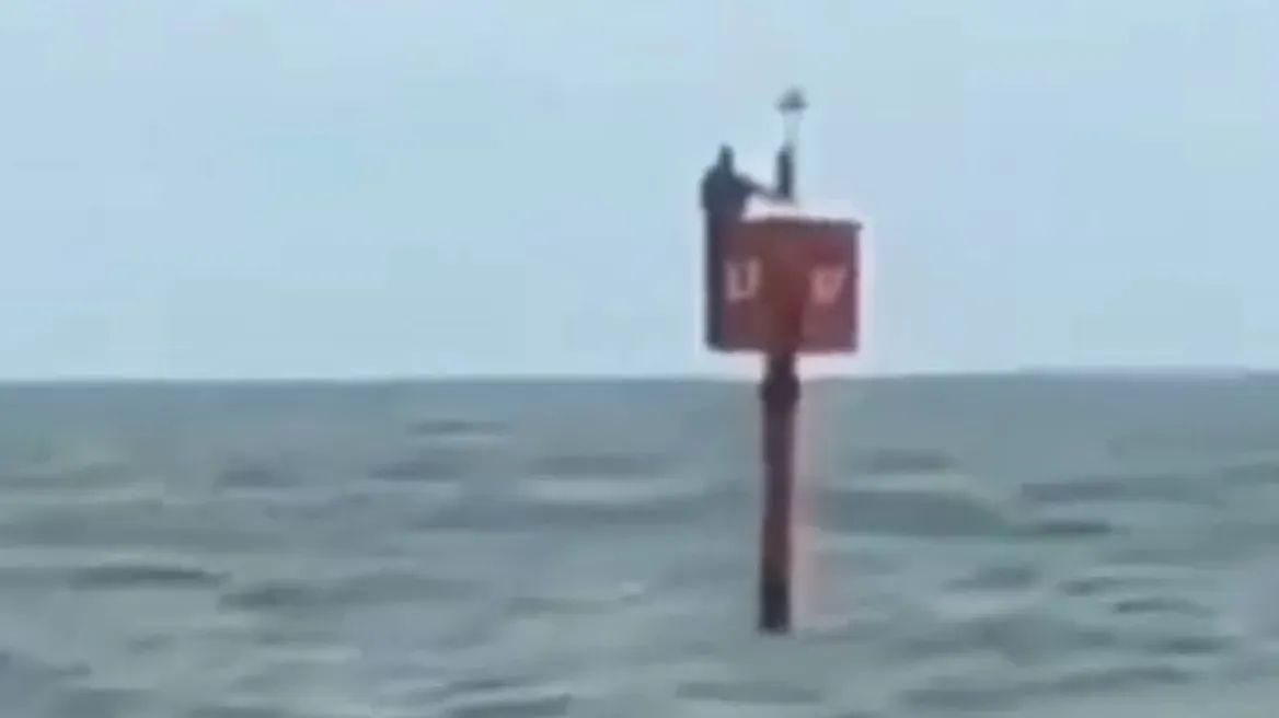 Βραζιλία: Ψαράς κρατήθηκε για δύο ημέρες από σημαδούρα μέχρι να τον εντοπίσουν (βίντεο)