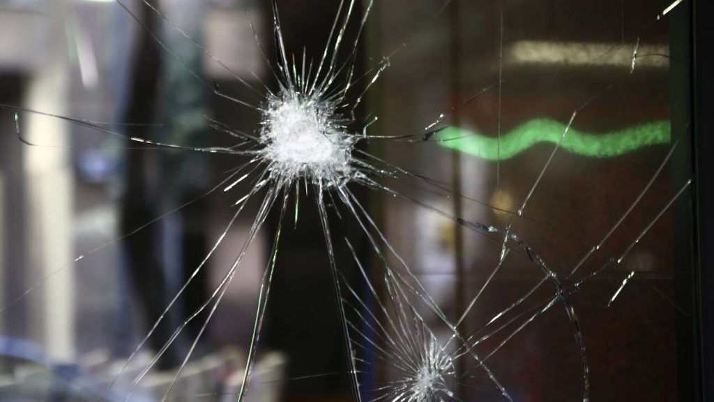 Σεισμός στην Εύβοια: Έσπασαν τζαμαρίες από την ισχυρή δόνηση